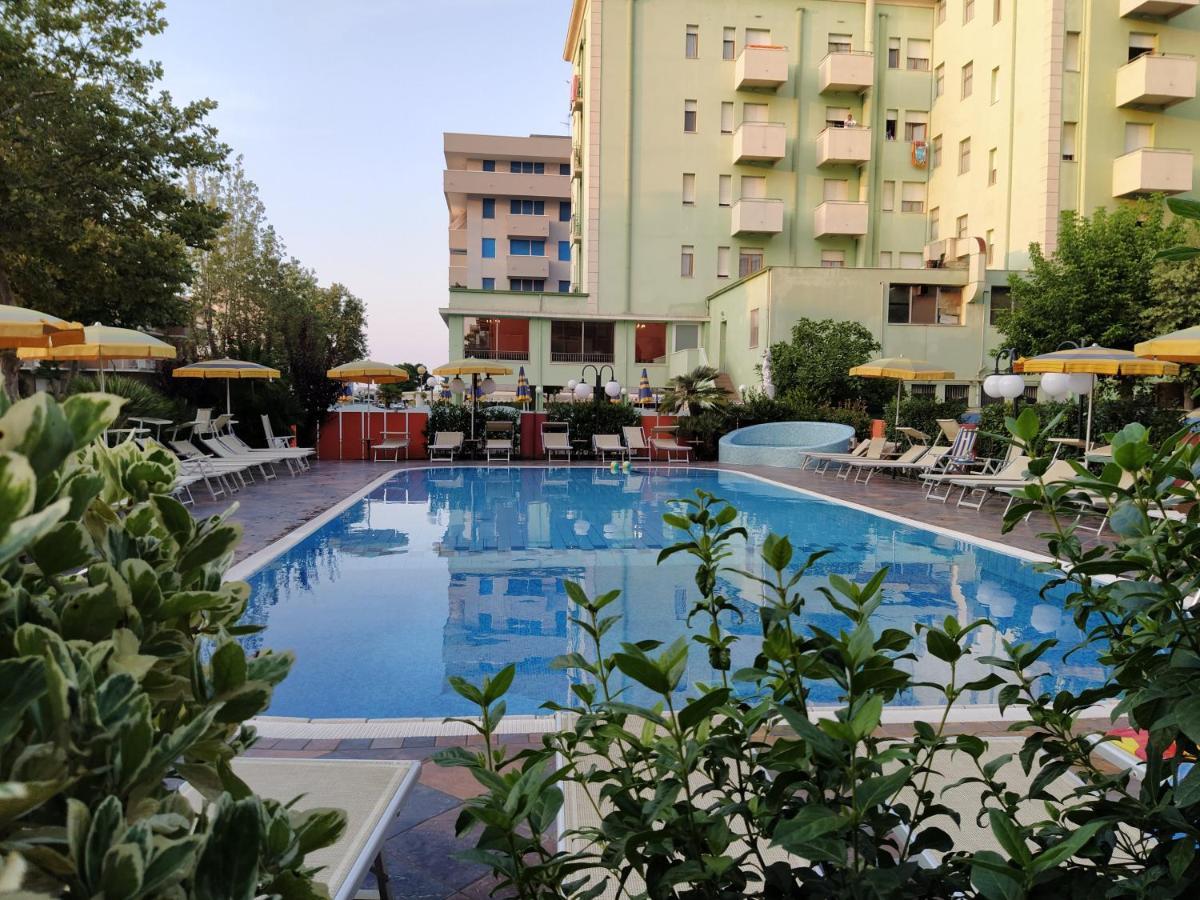 Hotel Prestigio Cesenatico Exterior foto