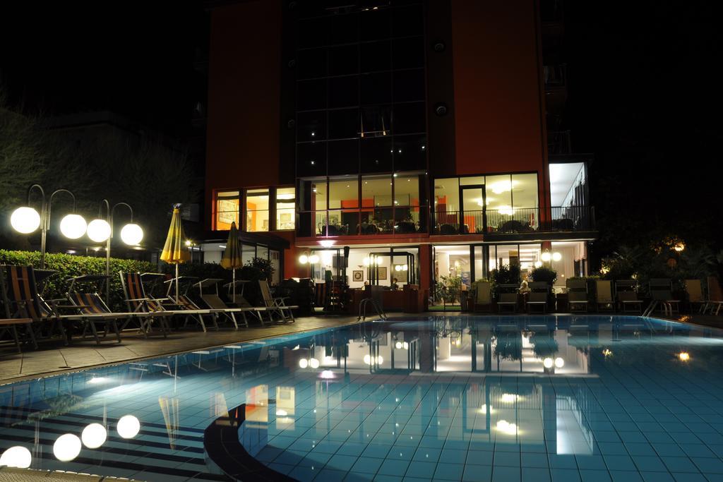 Hotel Prestigio Cesenatico Exterior foto